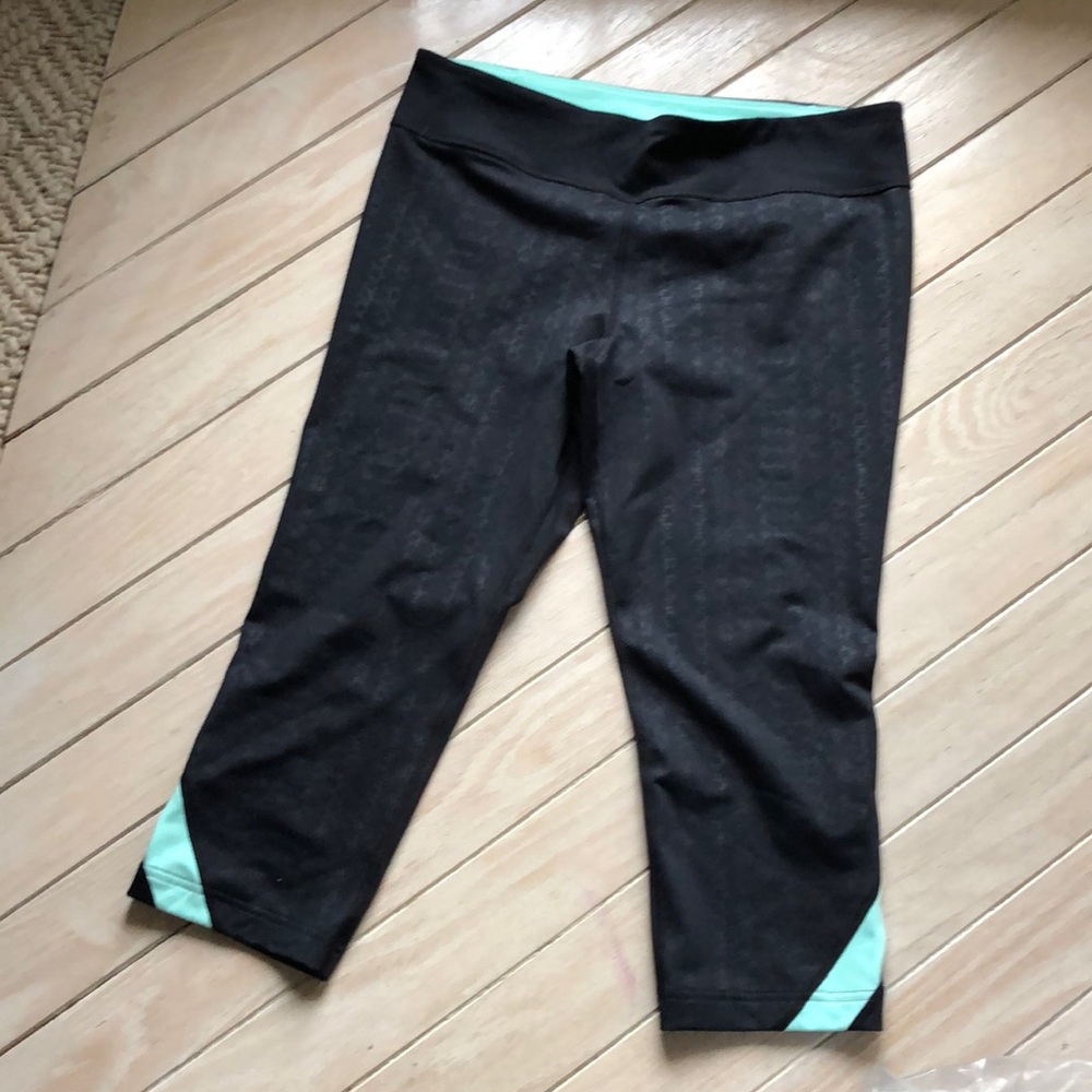 NWT Under Armour compression crop leggings